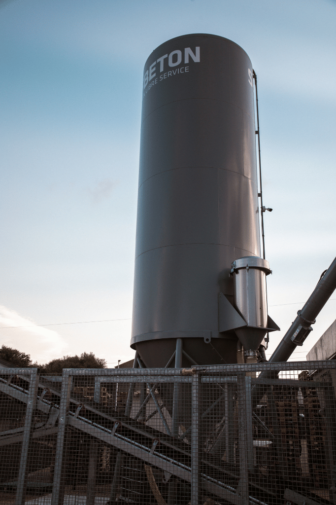 Grand silo portant le logo Self Béton en libre-service