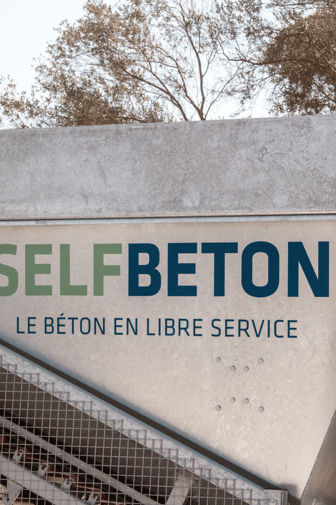 Logo Self Béton avec slogan le béton en libre-service