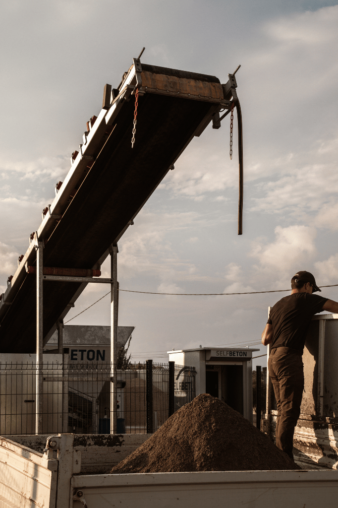 Convoyeur transportant le béton sur un chantier Self Béton